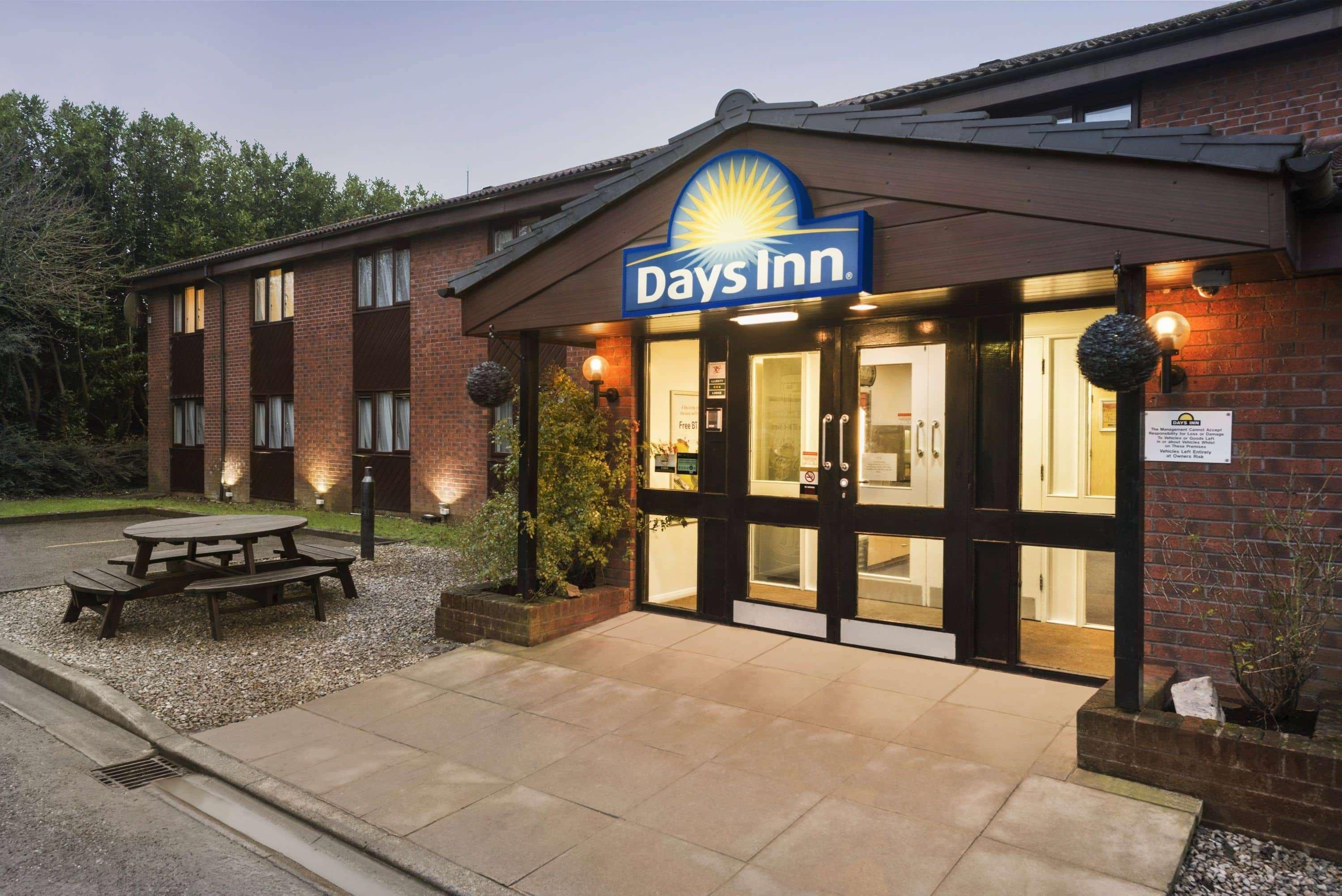 Days Inn Bridgend Cardiff Exterior foto